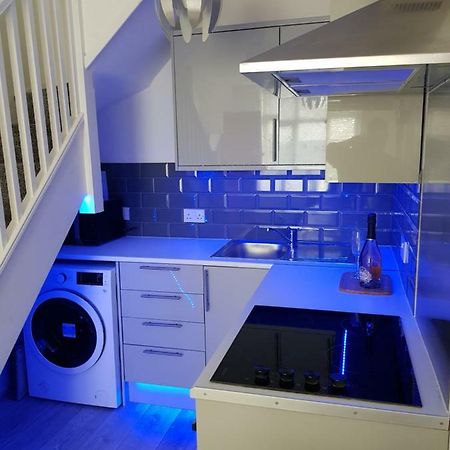 Webb Place 2 Bedroom Apartment ! كرويدون المظهر الخارجي الصورة