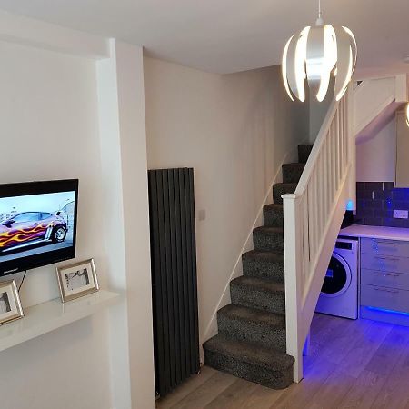 Webb Place 2 Bedroom Apartment ! كرويدون المظهر الخارجي الصورة