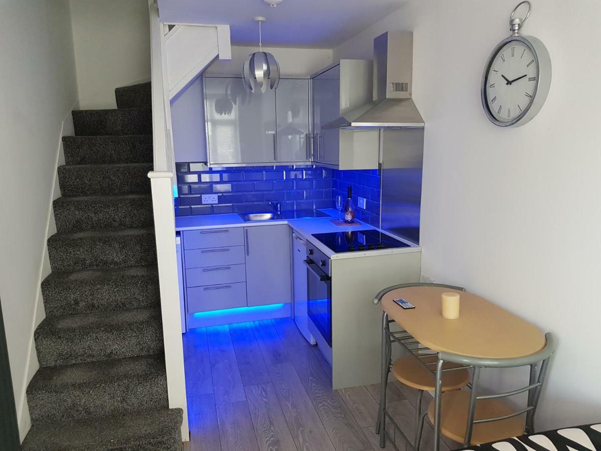 Webb Place 2 Bedroom Apartment ! كرويدون المظهر الخارجي الصورة