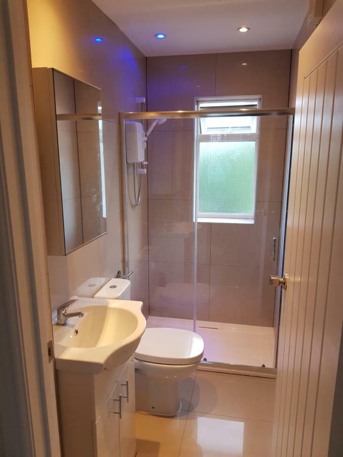 Webb Place 2 Bedroom Apartment ! كرويدون المظهر الخارجي الصورة