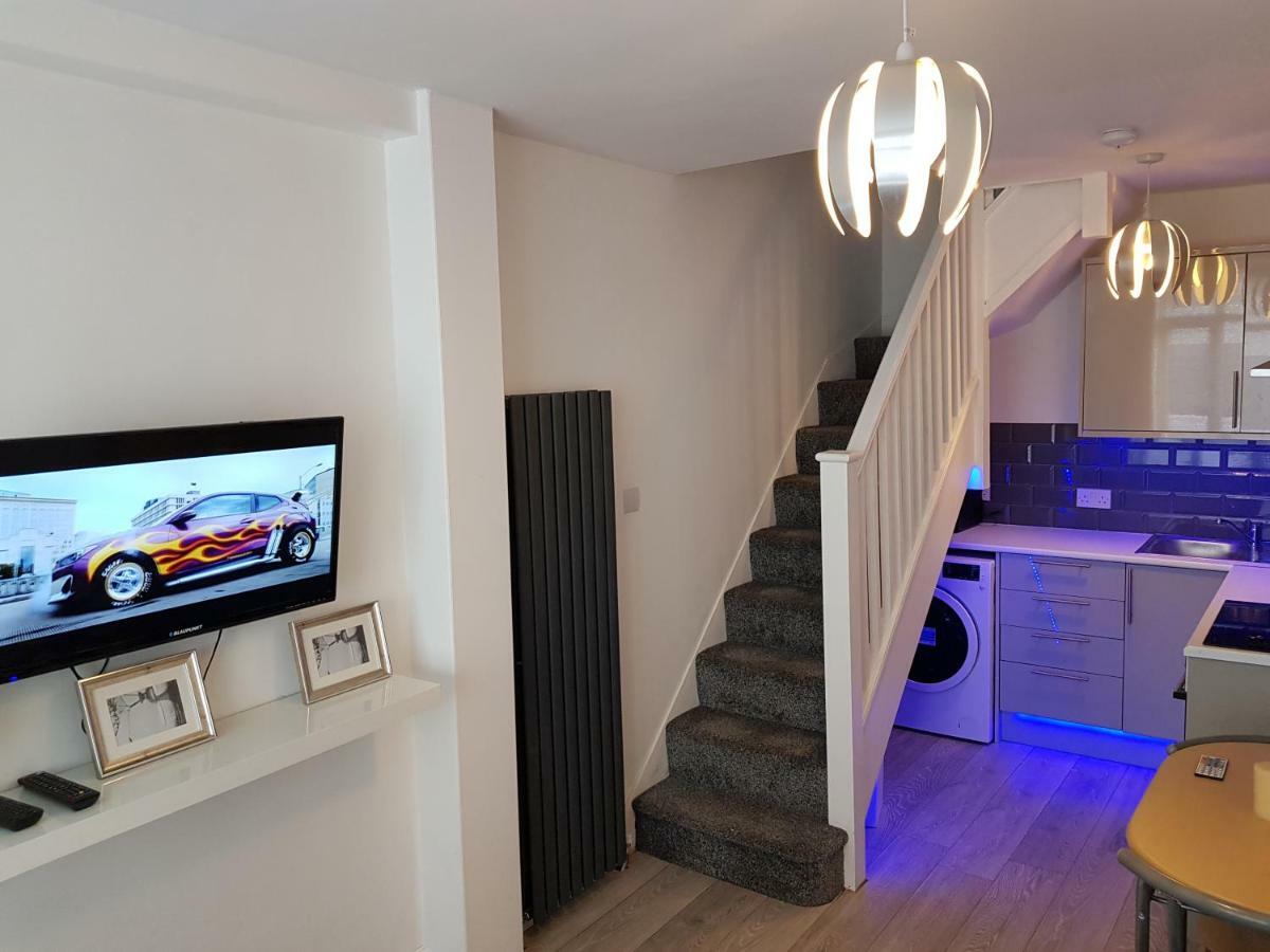 Webb Place 2 Bedroom Apartment ! كرويدون المظهر الخارجي الصورة