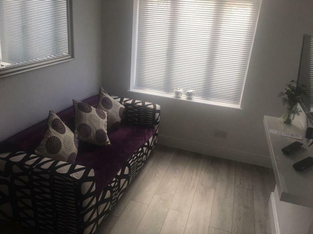 Webb Place 2 Bedroom Apartment ! كرويدون المظهر الخارجي الصورة